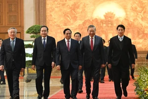 Le secrétaire général To Lam, le président Luong Cuong, le Premier ministre Pham Minh Chinh et le président de l’Assemblée nationale Tran Thanh Man assistent à la conférence.