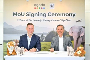 Andrew Smith, vice-président senior chargé de l’approvisionnement chez Agoda, et Hsieh Fu Hua, président du WWF Singapour, lors du lancement du programme Eco Deals et de la signature conjointe du protocole d’accord (MOU) scellant les cinq prochaines années de coopération.