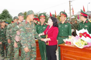 La camarade Cao Thi Hoai An, secrétaire adjointe permanente du Comité provincial du Parti, présidente du Conseil populaire de la province de Dak Lak, s’est rendue auprès des soldats pour leur adresser ses salutations, ses remerciements et leur dire au revoir à l’issue de leur participation à la “Campagne Quang Trung”.