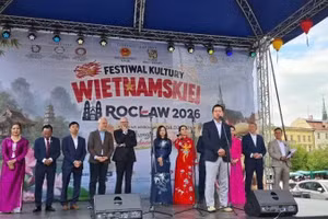 L'ambassadeur Ha Hoang Hai prononce le discours d'ouverture du Festival de la culture vietnamienne à Wroclaw. (Photo : Ambassade du Vietnam en Pologne)