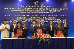 Un protocole d'accord a été signé entre le Comité populaire de Hanoï et AMD Vietnam Corporation, SunEdu Joint Stock Company, membre du groupe SunElectronics, concernant la coopération en matière de formation et de développement de ressources humaines hautement qualifiées. (Photo : courtoisie du comité d'organisation)