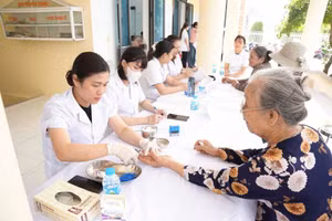 Le secteur de la santé de la ville de Hai Phong déploie des examens de santé au profit des personnes âgées. Photo : VNA/CVN.