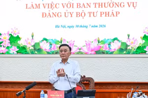 Le permanent du Secrétariat du Parti, en séance de travail avec la permanence du Comité du Parti du ministère de la Justice. (Photo : Duy Linh)