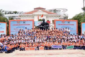 Les enfants du Vietnam, du Laos et du Cambodge participent au 8e Festival des enfants du Vietnam, du Laos et du Cambodge, placé sous le thème « Les Bras de l'amitié ». Photo : VNA,