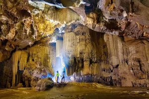 Des formations de stalactites évoquant un palais dans la grotte Thang. Photo : Jungle Boss.