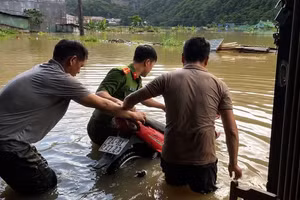 À Muong Khuong, la police mobilisée toute la nuit pour venir en aide aux sinistrés des inondations
