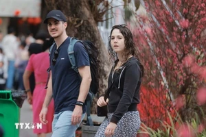 Des touristes étrangers à Hanoï à l'occasion du Nouvel An lunaire. Photo : VNA.