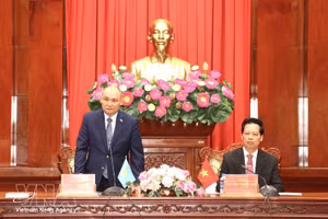 Kanat Tumysh, ambassadeur du Kazakhstan au Vietnam, a présenté les principaux critères de soutien attendus par les investisseurs kazakhs. Photo : VNA.