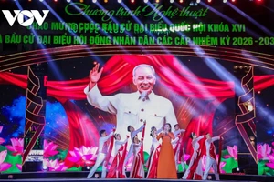 Éclatante soirée artistique « La fête du pays » sur la place Dong Kinh Nghia Thuc