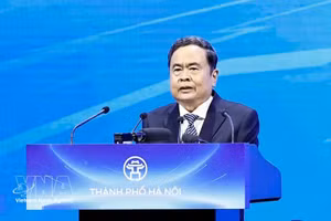 Le président de l’Assemblée nationale, Trân Thanh Mân, s'exprime lors de la conférence. Photo : VNA.