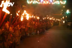 Procession des flambeaux de Phu Day : la flamme sacrée au cœur du patrimoine