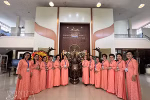 Des Vietnamiennes en Thaïlande visitent le mémorial du Président Hô Chi Minh, dans la province d'Udon Thani. Photo : VNA