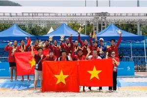 L'équipe féminine vietnamienne de beach handball pose avec ses médailles d'or des Jeux asiatiques de plage de 2026. Photo : CTV/CVN.