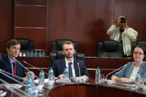  Le vice-recteur chargé de la recherche du MGIMO, Andrei Baykov (centre), le 30 avril en Russie. Photo : VNA/CVN.