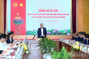 Le Secrétaire général To Lam tient une séance de travail avec la Commission centrale de la Propagande, de l’Éducation et de la Mobilisation des masses