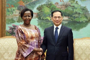 Le vice-Premier ministre Bui Thanh Son et Mme Louise Mushikiwabo.