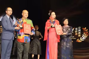La consule générale du Vietnam à Hong Kong et Macao (Chine), Le Duc Hanh et l’ambassadrice culturelle vietnamienne auprès de l’AAFF, Mai Thu Huyen.