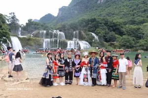 Les touristes sont avides de découvrir davantage la culture locale unique. Photo : VNA.