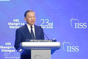 Le secrétaire général du Parti communiste du Vietnam et président de la République, To Lam, prononce une allocution d’orientation lors de la 23e édition du Dialogue de Shangri-La et répond à plusieurs questions des participants. Photo : VNA.