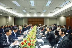 Entretien entre le dirigeant To Lam et le Premier ministre singapourien Lawrence Wong, en mars 2025. Photo : VNA.
