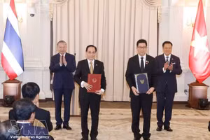 Le secrétaire général du Parti communiste du Vietnam (PCV) et président vietnamien, To Lam, et le Premier ministre thaïlandais, Anutin Charnvirakul, à la cérémonie d'échange de plusieurs accords de coopération. Photo : VNA.