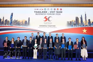 Le secrétaire général du Parti communiste du Vietnam et président de la République, To Lam, et le Premier ministre thaïlandais Anutin Charnvirakul assistent à la remise d’accords de coopération entre des entreprises des deux pays. Photo: VNA