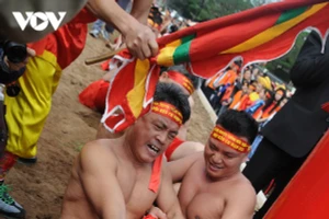 Le rituel du tir à la corde assis 