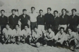Image de l’équipe de football de Hai Phong lors d’un match amical avec les marins du navire de guerre français Dumont d’Urville. (Photo d’archives)