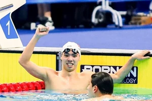 Le nageur vietnamien Nguyên Huy Hoàng remporte deux médailles d'or aux Championnats aquatiques d'Asie 2025. Photo : baovanhoa.vn