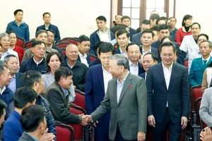 Le secrétaire général du Parti à l’écoute d’électeurs à Hung Yen