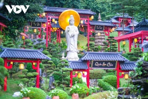 Un havre de tranquillité sous l’ombre d’un arbre centenaire au temple Cay Thi (Ninh Binh)
