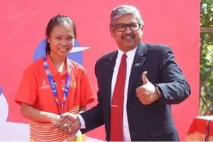 La jeune athlète Triêu Thi Binh remporte la médaille d'or du 3.000 m féminin aux Jeux scolaires de l'ASEAN 2025 au Brunei. Photo : ASG.