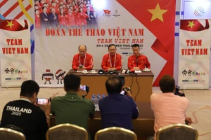 Le chef de délégation, Nguyên Hôngg Minh (assis au centre), et ses deux adjoints président la réunion. Photo : VNA.