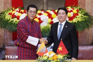 Le président vietnamien Luong Cuong (droite) et le roi du Bhoutan, Jigme Khesar Namgyel Wangchuck. Photo : VNA.