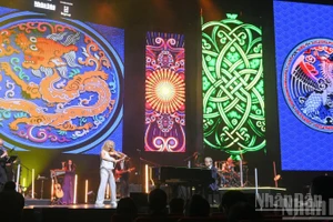 Les deux artistes de Secret Garden ont offert au public 23 de leurs œuvres les plus appréciées.