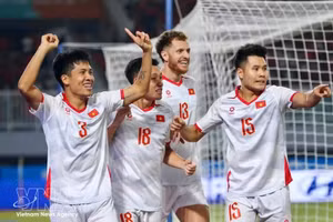 Des joueurs vietnamiens célèbrent le premier but marqué par Van Vi (numéro 3). Photo : VNA.