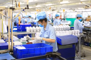 Production de composants électroniques à l'usine de Rhythm Precision Vietnam Co., Ltd., située dans la zone industrielle de Noi Bai. Photo : Quang Thai.