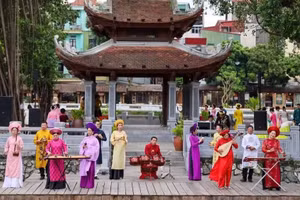 La troupe artistique Huong Sac Viet se produit devant le public au lac Van (site national spécial de Van Mieu-Quoc Tu Giam). (Photo : GIANG NAM)