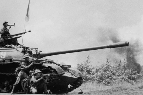 Le char et l’infanterie de la Division 10 de l’Armée de libération ont conjointement combattu pour libérer le chef-lieu de Buon Ma Thuot, le 10 mars 1975. Photo d'archives : VNA.