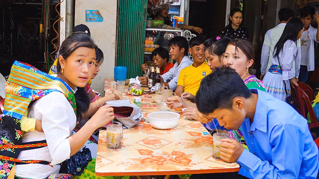 Des Mông font la promenade dans la rue ảnh 5