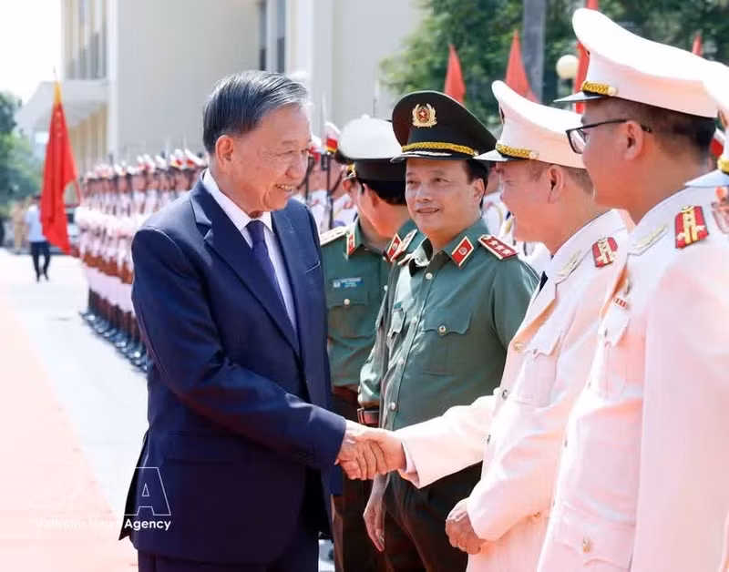 Le secrétaire du Parti communiste du Vietnam et président de la République, Tô Lâm, à son arrivée à l’Académie d’ingénierie et de technologie de la sécurité (ASET), le 17 août. Photo : VNA