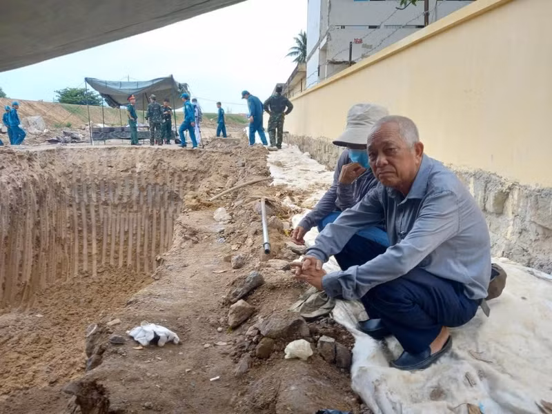 Huynh Buu Dong ému à la vue des restes de soldats tombés pour la Patrie et des objets retrouvés.