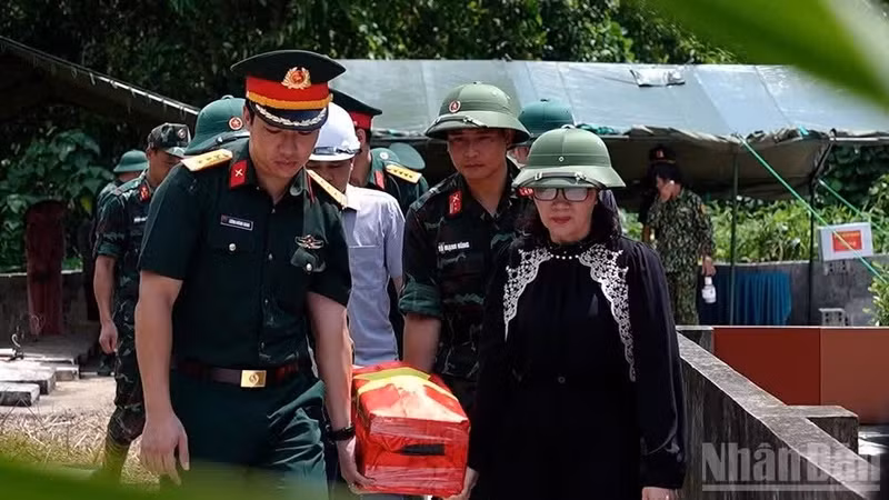 Les restes des soldats tombés pour la Patrie ont été transférés au funérarium de la commune de Bao Thang. (Photo : THANH SON)