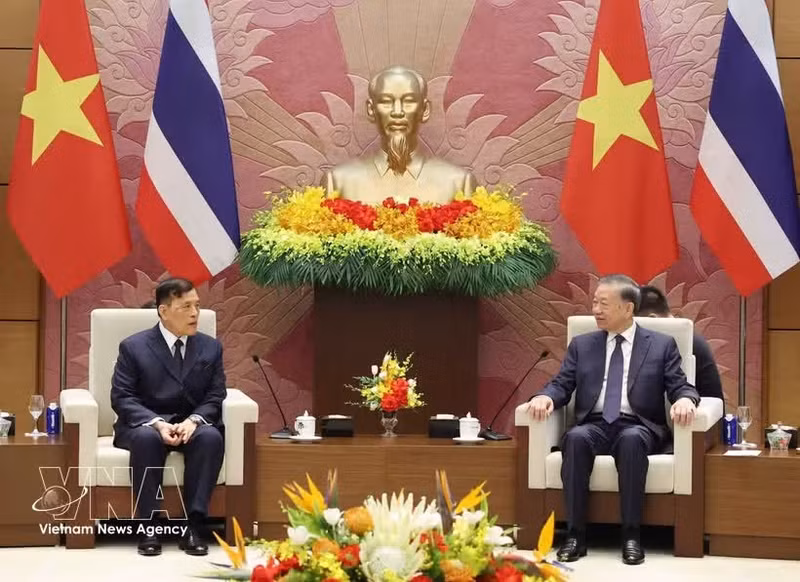 Le secrétaire général du Parti communiste du Vietnam et président To Lam (droite) et le Roi de Thaïlande Maha Vajiralongkorn Phra Vajiraklaochaoyuhua, à Hanoï. Photo : VNA.