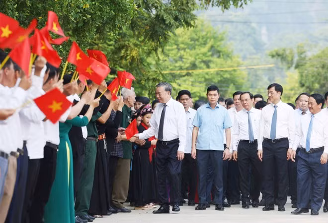 Le secrétaire général du Parti, Tô Lâm, et des habitants de Tuyên Quang. Photo: VNA