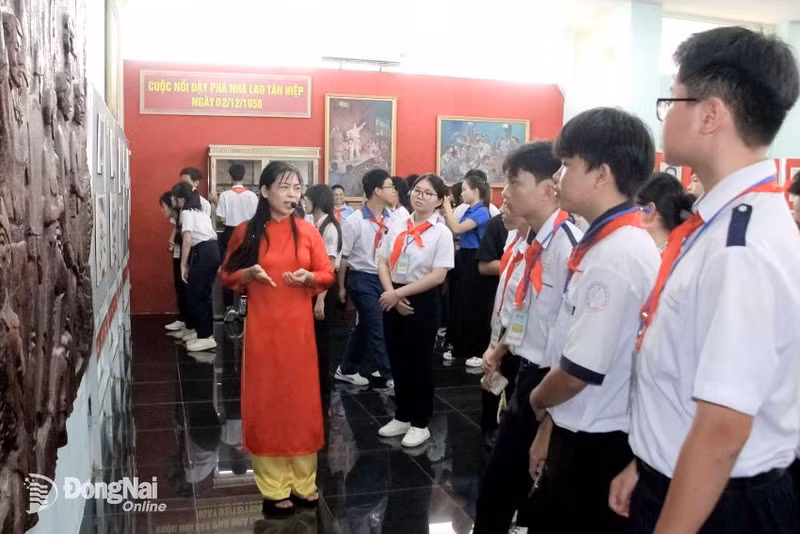 Des membres exemplaires des Jeunes Pionniers participent au parcours Semer les graines vertes de demain en visitant et en découvrant le Site historique de la prison de Tan Hiep (quartier de Tam Hiep). Photo : baodongnai 