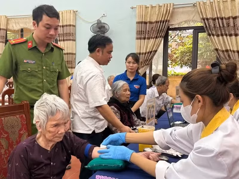 La police de la province de Thai Nguyen procède au prélèvement d'échantillons ADN auprès des proches de soldats morts pour la Patrie. Photo : TPO.