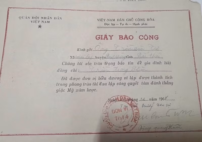L’un des certificats de mérite adressés à la famille du camarade Tran Trong Kien. Photo fournie par la famille.