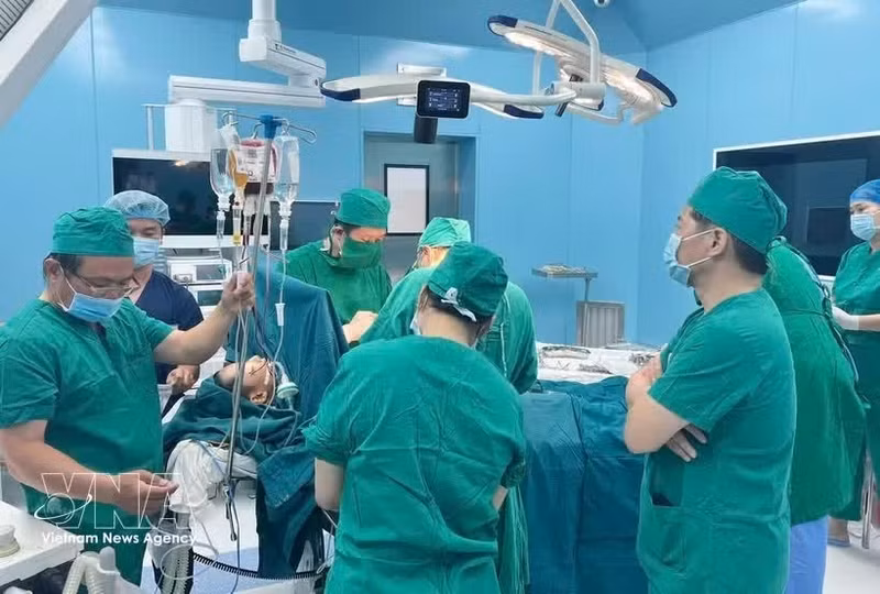 Des médecins de l’hôpital Binh Dan de Hô Chi Minh-Ville réalisent une intervention chirurgicale d’urgence sur un habitant de Con Dao souffrant de multiples blessures. Photo : VNA