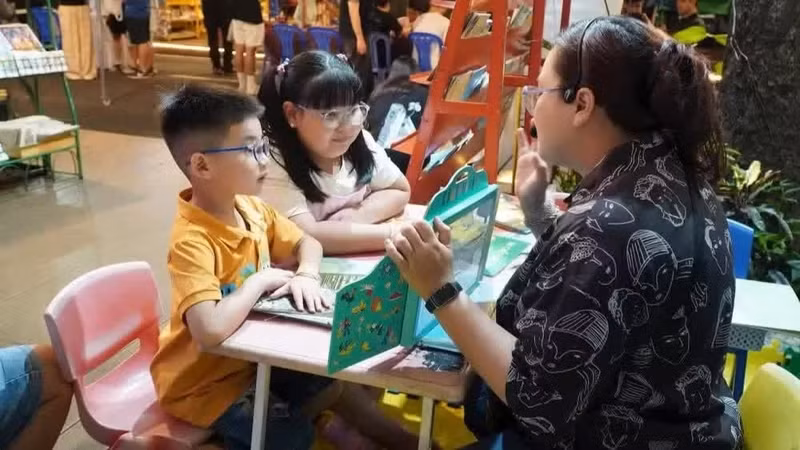 De nombreux enfants ont participé avec enthousiasme à cet espace interactif autour du livre.